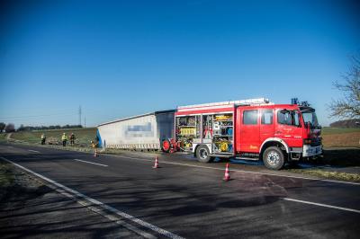 Schwaikheim: Sattelzug kommt von der Strasse ab und faehrt gegen Baum